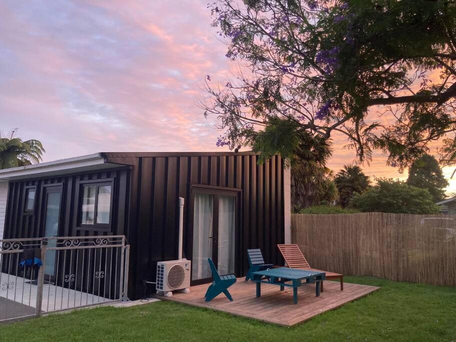 Modern Studio Near Clive River Exterior photo